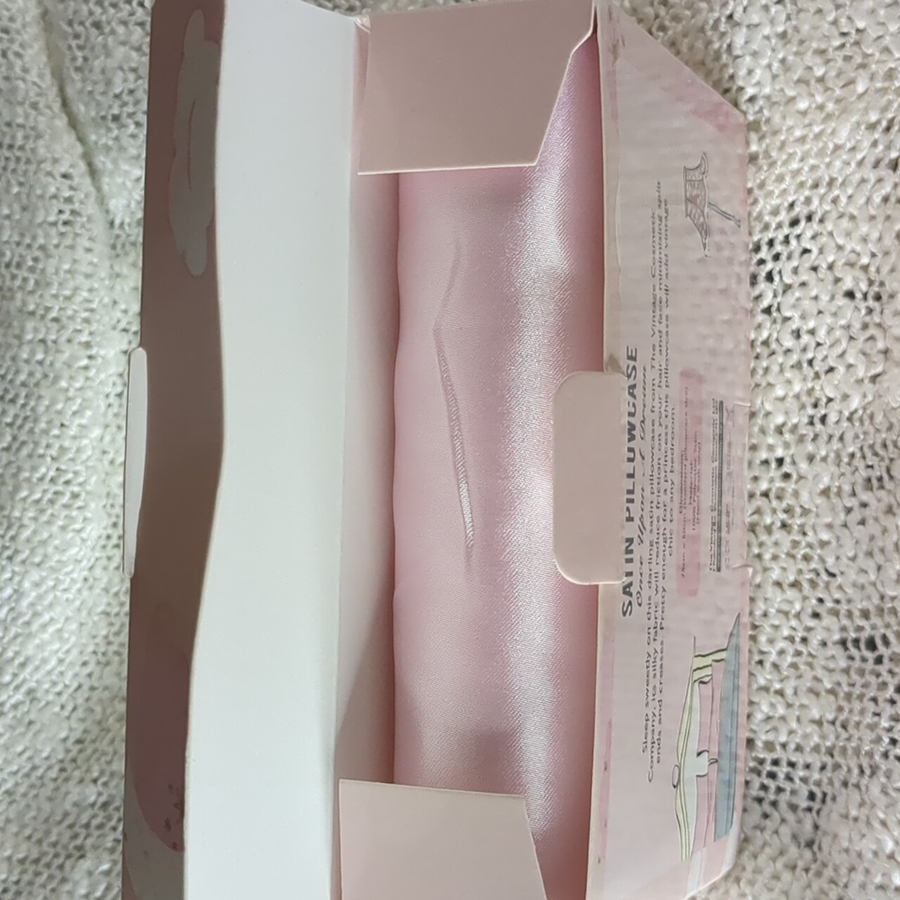GlossyBox Barbie Cleanser&Box/Hydrating Mist&Vintage Cosmetic Satin Pillowcase - Picture 5 of 16